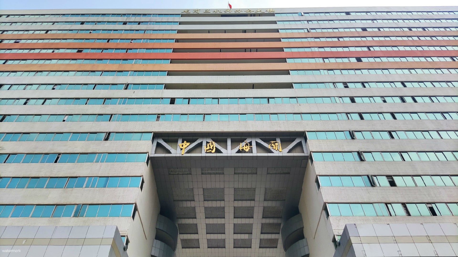 深圳龍崗海關(guān)——測溫人臉識別身份核驗系統(tǒng)+豪華小擺閘項目