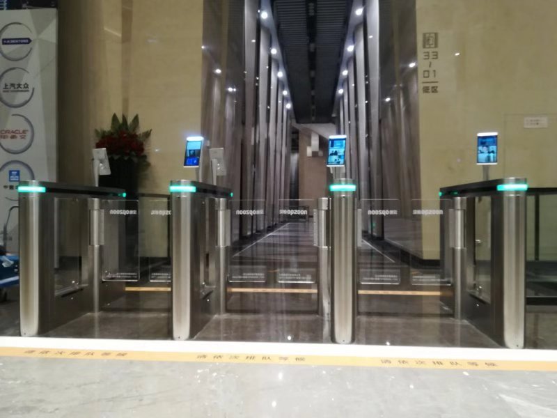 昆明萬達廣場高端速通門+動態人臉識別