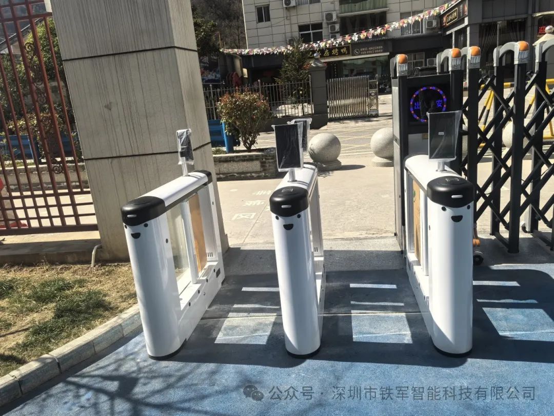 鐵軍智能閘機廠家為您介紹：校園人行通道閘常見的幾款閘機